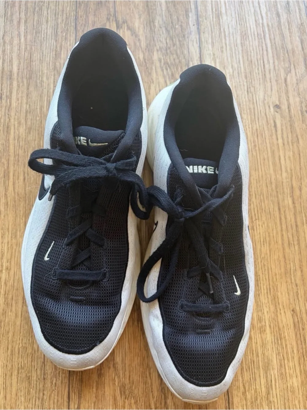 Nike Men's Black and White Training Sneakers